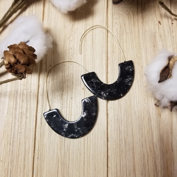 Beautiful crushed Black shell hook earrings - Picture 6 of 6